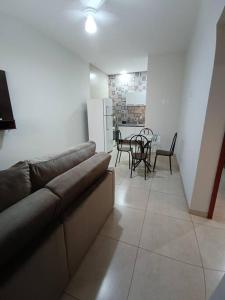 un soggiorno con un divano e un tavolo di Aconchego 2 a Dourados Altre 9 foto