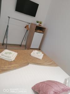 a room with a table with two towels and a mirror at Casa Constantin Vic in Eforie Nord