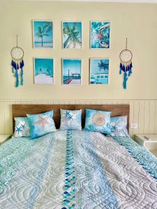 Un dormitorio con una cama grande con almohadas azules. en Sweet Home Apartman, en San Miguel de Abona 28 fotos más