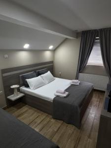 Postel nebo postele na pokoji v ubytování Bed & Coffee LUKAS Krusevac