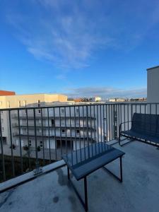 una panchina sul balcone di un edificio di Appartement belle escale a Dunkerque