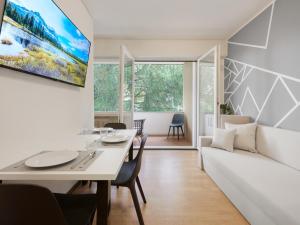 Μια τηλεόραση ή/και κέντρο ψυχαγωγίας στο Central Palm Studio with free Parking