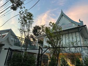 ein Haus mit einem Zaun davor in der Unterkunft Baan Debtida in Bangkok