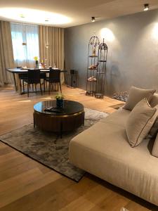 Area soggiorno di Suite3, 7 min walk from Opera or Lake