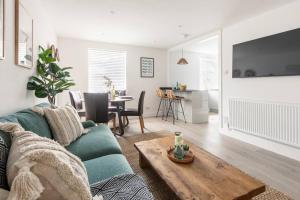 Μια τηλεόραση ή/και κέντρο ψυχαγωγίας στο Stylish apartment private parking