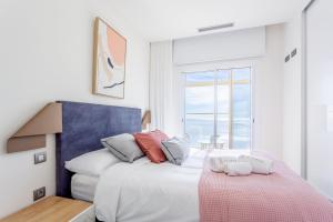 a bedroom with two beds and a window at Intempo by Holuxe - 292 -29th floor in Benidorm