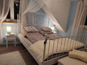 A bed or beds in a room at In der alten Gärtnerei B&B