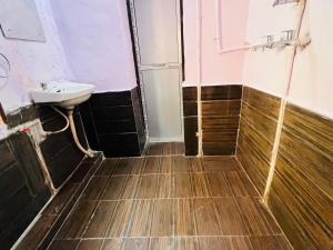 焦特布尔Tiny Home Jodhpur - A studio apartment的带水槽和马桶的浴室