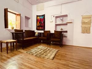 焦特布尔Tiny Home Jodhpur - A studio apartment的带沙发、椅子和桌子的客厅