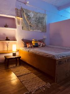 焦特布尔Tiny Home Jodhpur - A studio apartment的带一张大床和一张桌子的卧室
