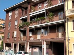 维罗纳CASA DELLA ZIA ELSA的公寓大楼的阳台种植了植物