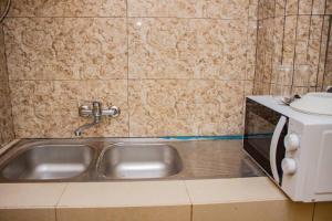 un lavandino in bagno con lavandino di BelleVille Residence a Bobo-Dioulasso