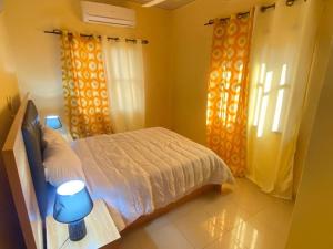 una piccola camera da letto con un letto e una finestra di BelleVille Residence a Bobo-Dioulasso Altre 6 foto