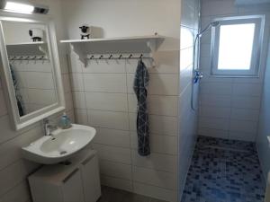 Ένα μπάνιο στο Ferienwohnung Petrine +2 φωτογραφίες