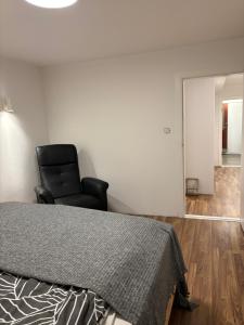 Postel nebo postele na pokoji v ubytování Cozy 2 room apartment-7 km from airport
