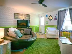 un salon avec un canapé et une télévision dans l'établissement Stargaze at Orion OldStickRanch35milesNWofAustin, à Leander