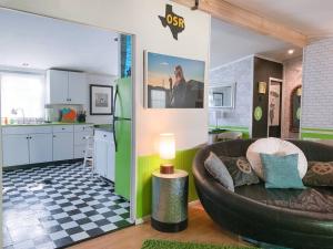 un salon avec un canapé et une cuisine dans l'établissement Stargaze at Orion OldStickRanch35milesNWofAustin, à Leander
