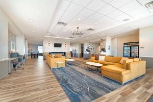 eine Lobby eines Krankenhauses mit Sofas und Tischen in der Unterkunft Best Western Plus Jefferson in Jefferson