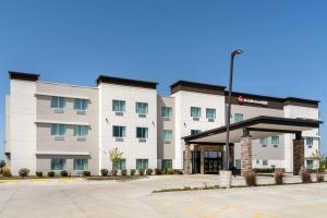 Bild eines Hotels mit einem Gebäude in der Unterkunft Best Western Plus Jefferson in Jefferson