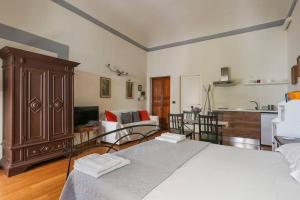 Μια τηλεόραση ή/και κέντρο ψυχαγωγίας στο Next to the Duomo of Florence, Lorenzo, with Private Terrace