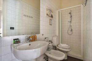 Ένα μπάνιο στο Next to the Duomo of Florence, Lorenzo, with Private Terrace +13 φωτογραφίες