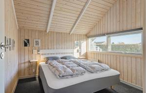 una camera da letto con un letto in una stanza con una finestra di Beautiful Home In Bogense With Kitchen a Bogense Altre 18 foto