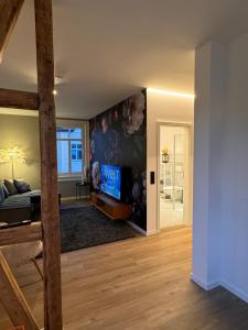um quarto com uma cama e uma TV em um cômodo em Carl von Rosé em Veimar