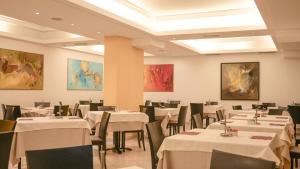 Reštaurácia alebo iné gastronomické zariadenie v ubytovaní Hotel Europa