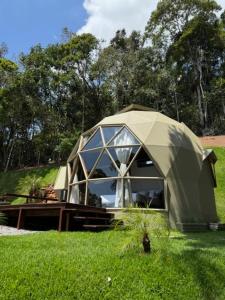 多明戈斯马丁斯Mauka Cabanas的草地上有一栋圆顶房子