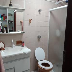 Ένα μπάνιο στο Apartamento com piscina condomínio Tapitema