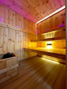 Una habitación de madera con suelo de madera y banco de madera en Sauna Sierra House, en Tunja