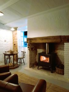 un soggiorno con camino, divano e tavolo di Casas Velhinhas - Apartº Aconchego e Apartº Calmaria a Estremoz