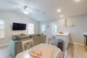 Televisyen dan/atau pusat hiburan di Loquat Bungalow