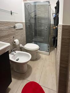 une salle de bain avec toilettes et douche en verre dans l'établissement Casa Rossa - Italian Style in Sestriere, à Sestrières 9 autres photos