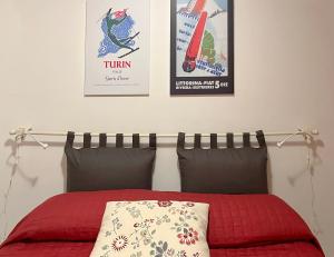 une chambre avec deux affiches au mur et un lit dans l'établissement Casa Rossa - Italian Style in Sestriere, à Sestrières