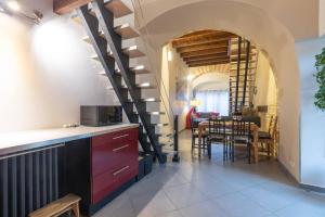 a kitchen with a spiral staircase and a dining room at Cabana & La Chapelle - Proche Cluny et Tournus in Cortevaix