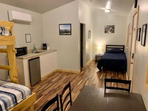 una camera da letto con un letto, un tavolo e delle sedie di Black House Mountain ATV Campground a Jamestown