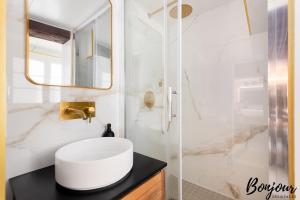 Koupelna v ubytování SUPER CENTRAL - Marais Designer One-Bedroom - FREE Parking