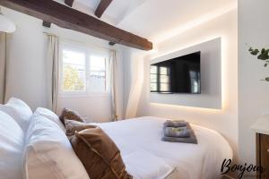 Postel nebo postele na pokoji v ubytování SUPER CENTRAL - Marais Designer One-Bedroom - FREE Parking