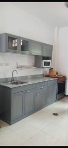een keuken met een spoelbak en een magnetron bij 2 Bedroom Townhouse in Koh Samui 