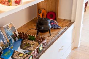 リスボンにあるStay local in Alfama! Deolinda central Home, amazing viewのカウンター(鍋、かご付)