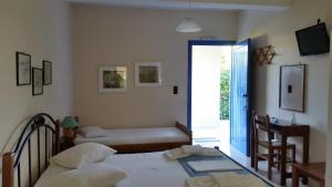 1 dormitorio con 2 camas y puerta a un patio en Fraxa, en Ligia