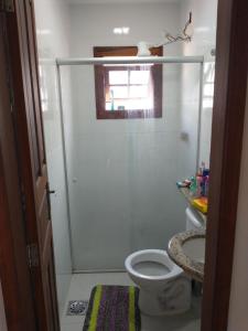 a bathroom with a shower and a toilet at Quarto em Apartamento in Mariana