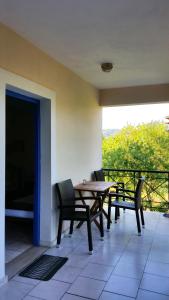 patio con mesa y sillas en el balcón en Fraxa, en Ligia