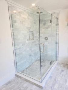 una ducha con puerta de cristal en un baño en Spacious West End Loft in Charming Family Home, en Portland