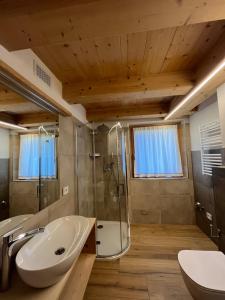 een badkamer met een wastafel en een douche bij Chalet Shany in Livigno +20 foto's