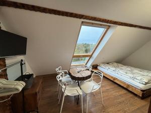 En eller flere senge i et værelse på AgroSowa Sokolec