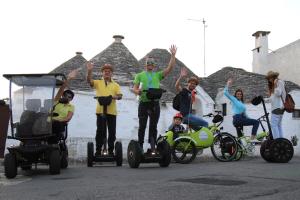 un grupo de personas que viajan en vehículos segway en Tipico Resort, en Alberobello