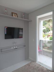 TV a/nebo společenská místnost v ubytování Apartamento com vista para montanha em Palmas 4