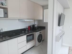 Kuchyň nebo kuchyňský kout v ubytování Apartamento com vista para montanha em Palmas 4
